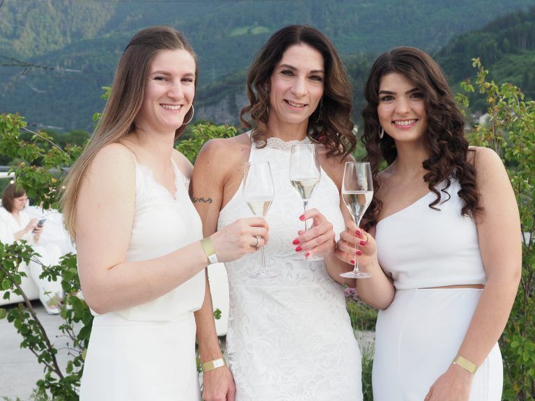 Unter den Gästen: Astrid Bickel (Mitte) mit Tochter Zeynep und Nichte Alina.