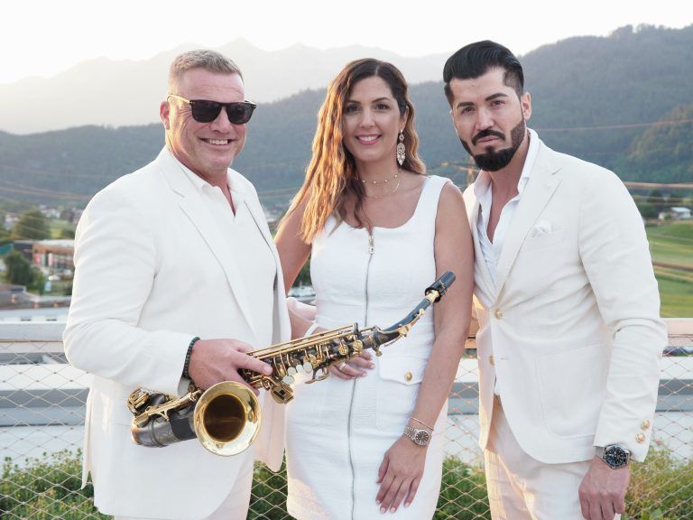 Gastgeber Sarah und Apo Atalay mit Starsaxofonist „Gentleman Dee“ Dick Bömer beim Rooftop Deluxe Event in Nüziders. SIe