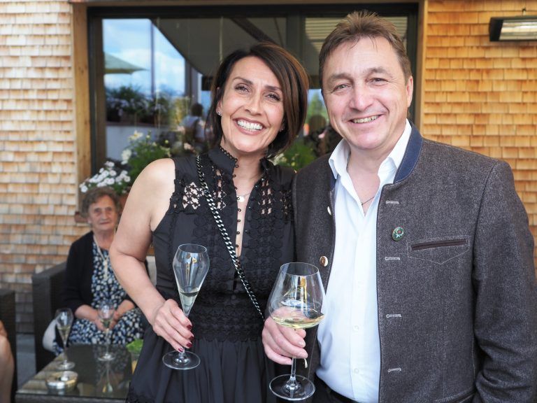 Unter den Festgästen: Bürgermeister Werner Konzett mit Manuela.