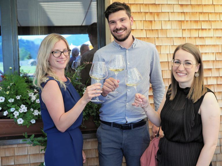 <br>In Partystimmung: Mathias Klocker (Damüsl Faschina Tourismus), Silvia Plangg und Melanie Fleisch (Alpenregion Bludenz).