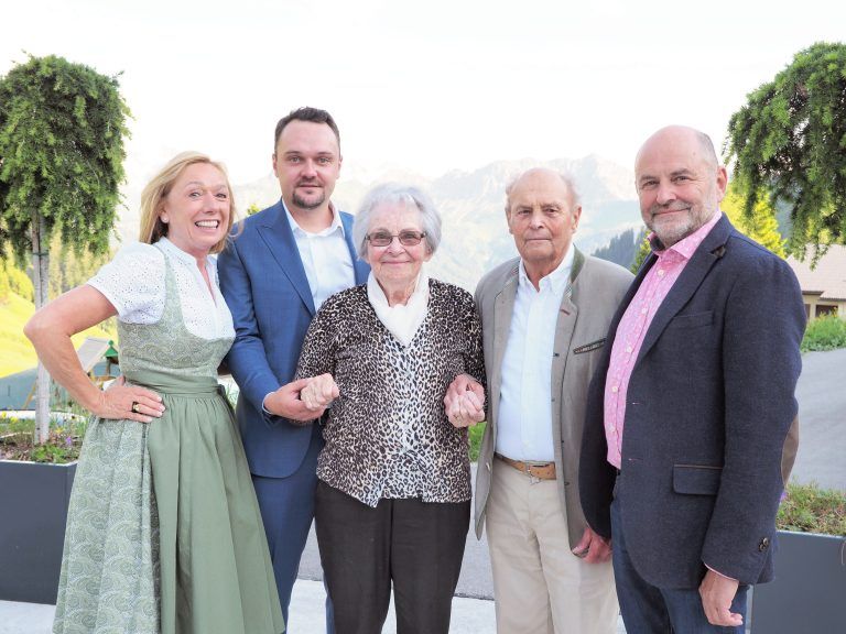 Herta und Paul Sperger mit Hilde und Frank Sperger, sowie Fabio Sperger bei der Übergabeparty im Alpenresort Walsertal.