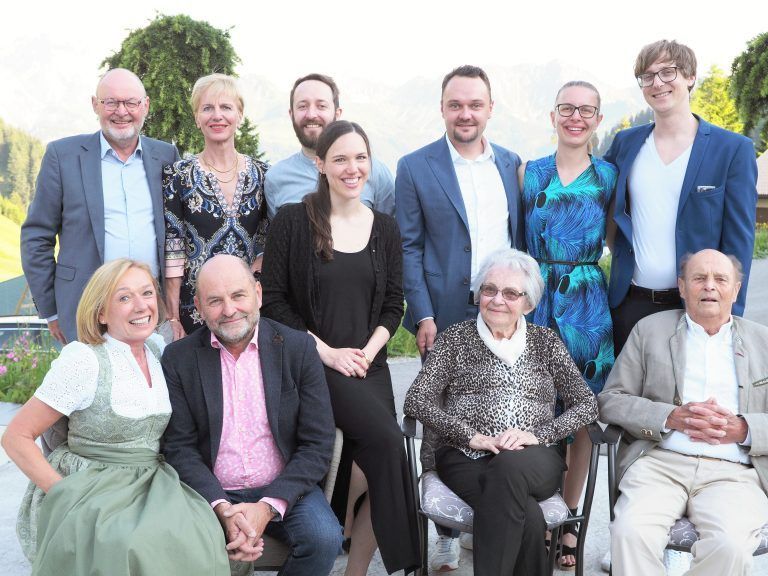 Hildegard und Frank Sperger und Herta und Paul Sperger, sowie die Söhne Fabio und Hanno mit Verwandten.