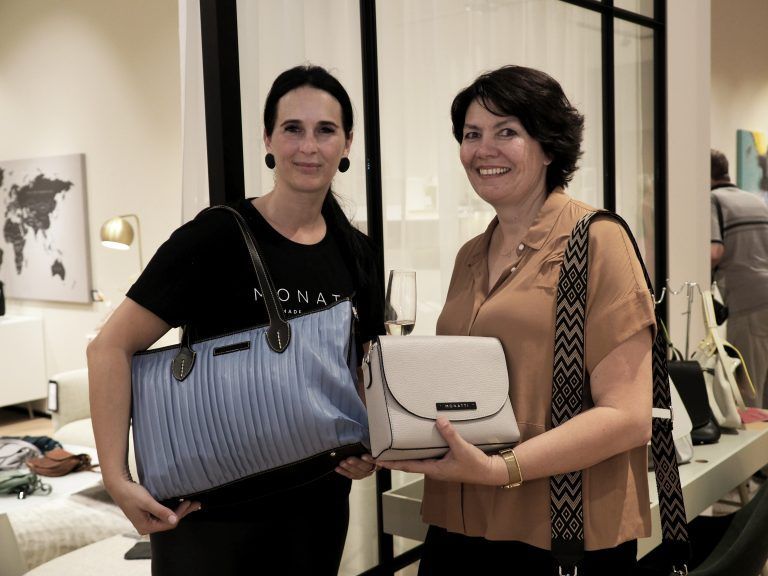 Taschenberaterin Carolin Patocka mit Margit Madlener.