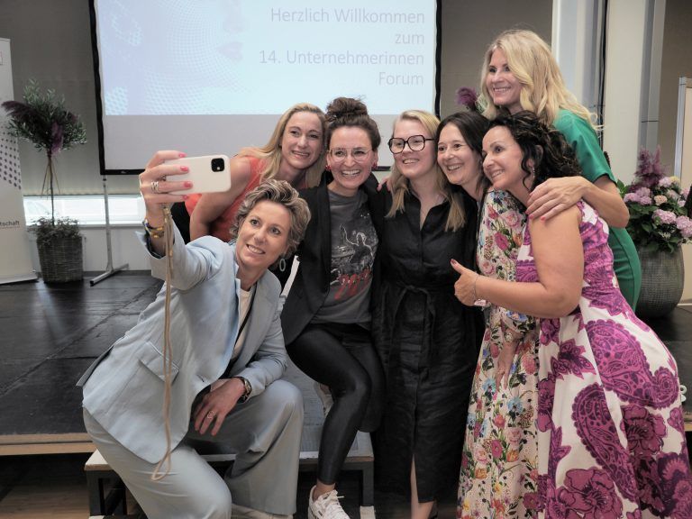 Frau in der Wirtschaft Vorsitzende Carina Pollhammer, Andrea Längele und Karin Furtner (Wirtschaftskammer) mit den Speakerinnen Helga Boss, Sarah Irina Dörler, Patricia Kelly und Marietta Babos.