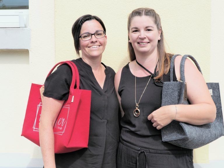 Sabine Meier (Bine näht) und Michaela Lenz (Nähblümchen) präsentierten ihre Taschen.