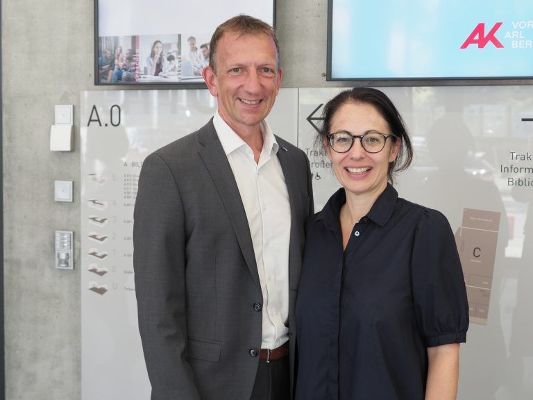 Bernhard Bereuter (AMS Vbg.) und Petra Rumpl (Leitung Kommunikation).