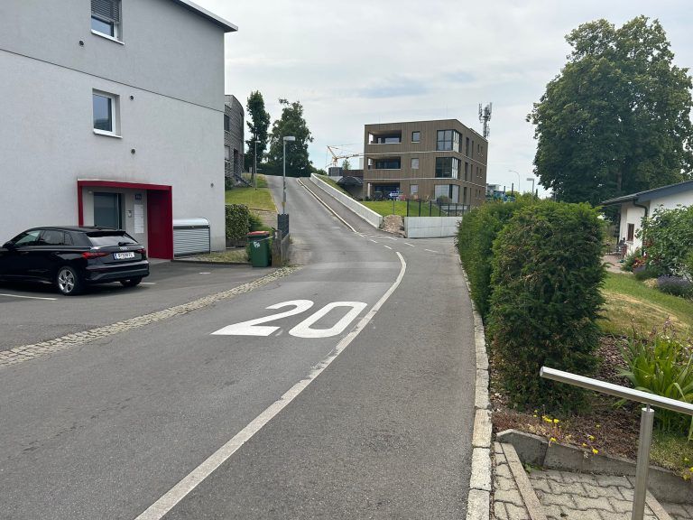 Die Maßnahme soll dazu führen, den Verkehr auf andere Straßen umzulagern und dadurch zu einer Verkehrsberuhigung führen.
