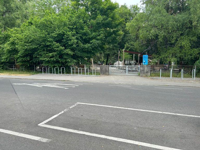 Die Strabonstraße ist derzeit eine 50er-Zone - auch im Bereich des Spielplatzes.