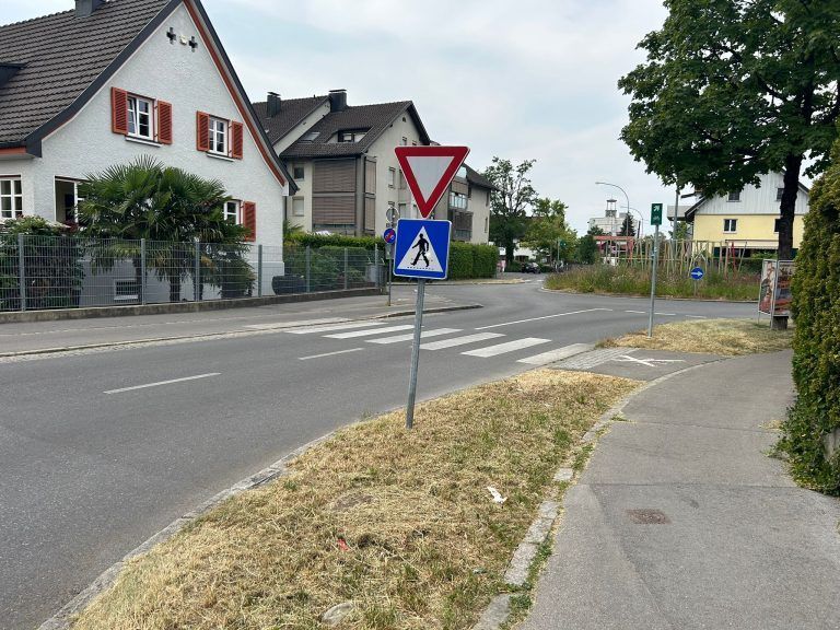 Für einen kurzen Abschnitt - von der Einfahrt in den Kreisverkehr in der Strabonstraße bis zur Abzweigung Funkenbühel - ist Tempo 30 erlaubt. Auf der Strabonstraße dürfen 50 km/h gefahren werden.