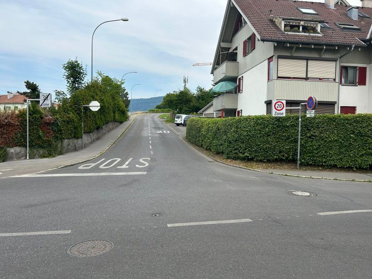 Die Gemeindestraße Funkenbühel wird kurz nach dem Kreisverkehr in der Strabonstraße zur 20er-Zone.