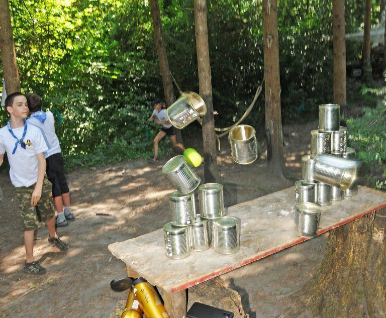 Familienzeit bei den Höchster Pfadfindern - Bogenschießen, Miniflöße bauen, Dosenwerfen und weitere Aktivitäten sorgen für Spaß und gemeinsame Erlebnisse.