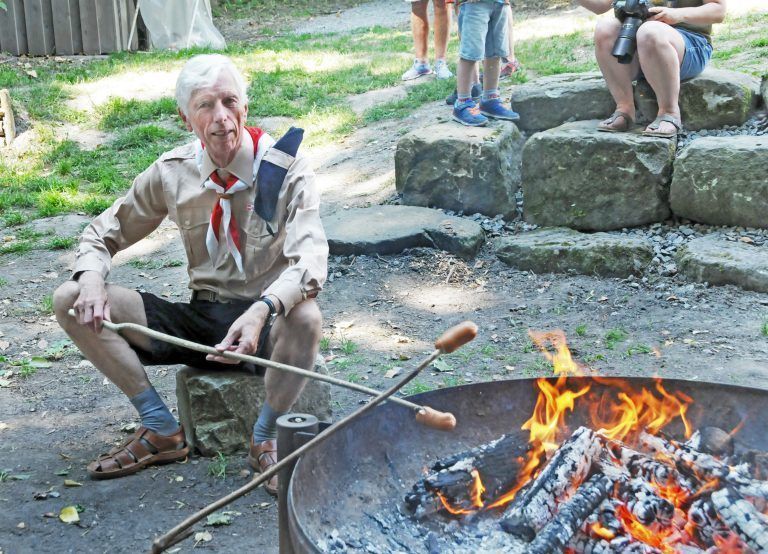 Harald Lechner, langjähriges Mitglied der Pfadi Höchst, trägt stolz das traditionelle Pfadfinderhemd von damals.