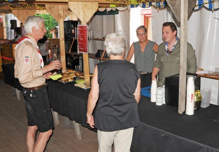 Jan Fausek (r.), Gruppenleiter der Wichtel und Wölflinge, betreut mit Felix, Lena und Nina voller Begeisterung die jüngsten Mitglieder.