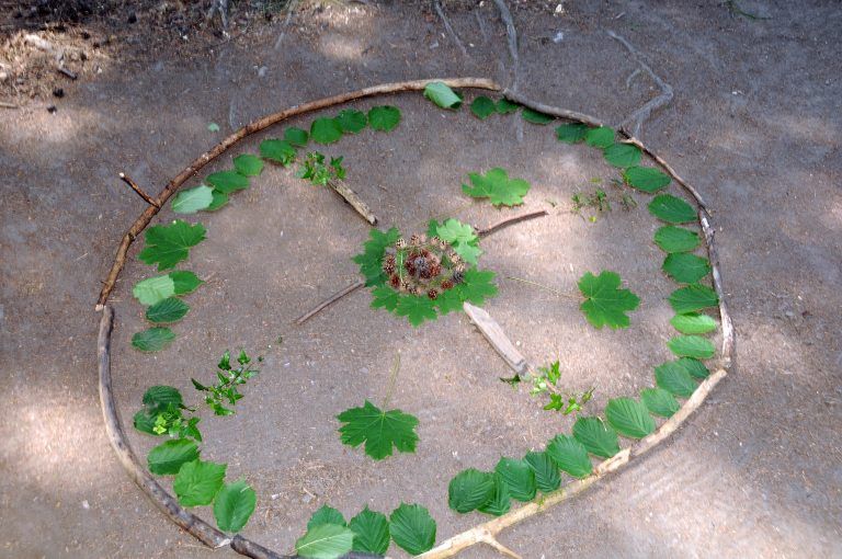 Kunstvolle Land-Art mit Fundstücken aus der Natur.