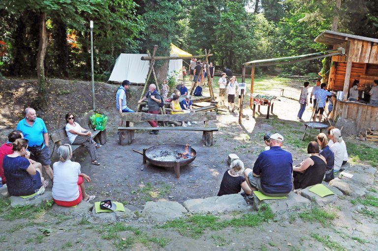 Mit einem Partyzelt und musikalischer Unterhaltung von "Pure Acoustics" feierten die Höchster Pfadfinder den gelungenen Jubiläumsabend.
