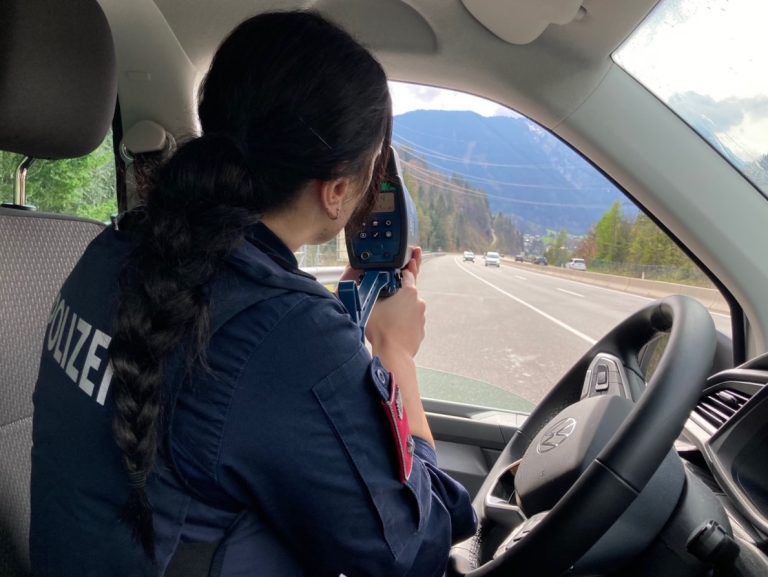 Blitzerkontrolle auf der Walgauautobahn: Da werden mitunter rekordverdächtige Geschwindigkeitsübertretungen gemessen. Polizei