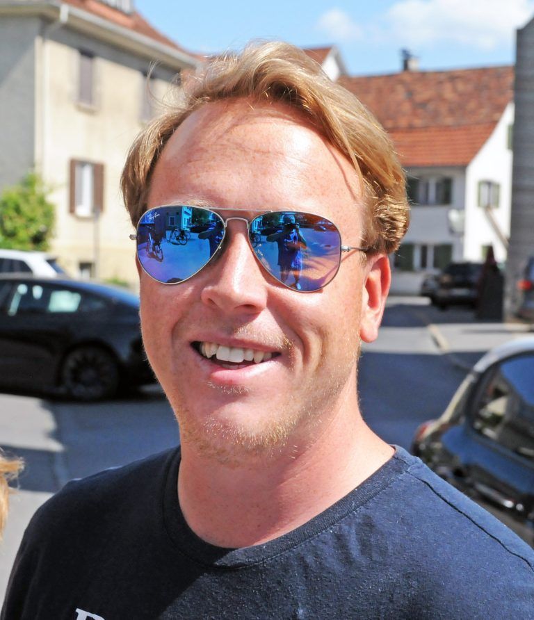 "Diese Entwicklung finde ich sehr schade, eine Metzgerei gehört einfach zur Nahversorgung im Ort. Als Gemeindepolitiker haben wir schon versucht, Herrn schmuck nach Hard zu bekommen, auch der Bürgermeister. Vielleicht hilft es, wenn die Gemeinde etwa für 3 Jahre die Miete für einen Metzgermeister übernimmt, der in Hard neu beginnt." <strong>René Bickel, Stammkunde</strong>