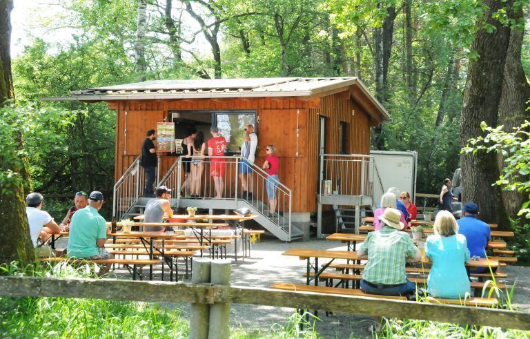 Der Kiosk im Rheinholz ist ein beliebter Treffpunkt für Erholungssuchende und Genießer.