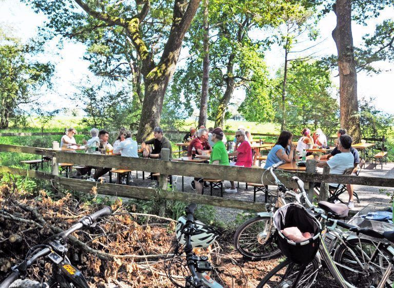 Familie Humpeler verwöhnt die Gäste im Rheinholz mit kühlen Getränken und Eis an heißen Tagen.
