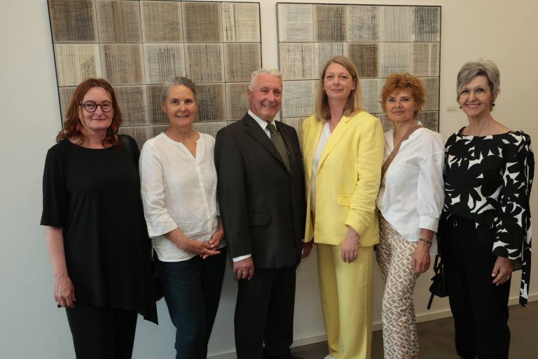 Hausherr Alwin Rohner mit den Künstlerinnen Gabriele Bösch, Marion Mathá, Michaela Ortner-Moosbruger, Yvette Heller und Gabriele Ulmer. AME