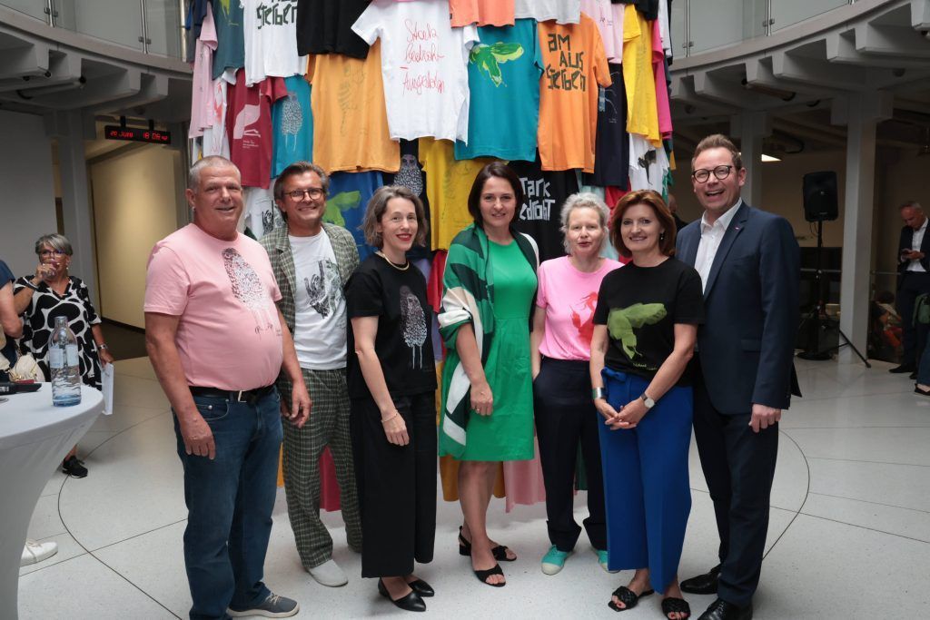 Ausstellung zeigt bedrohte Arten auf T-Shirts