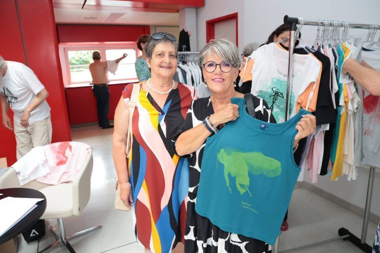 Ingrid Forster und Christina Mesaritsch beim Kunstwerke-Kauf.