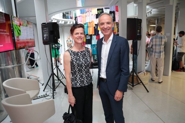 Künstlerin Uta-Belina Waeger und ORF-Stiftungsrat Alfred Geismayr.