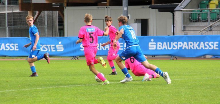 Die SMS Hohenems Markt mit dem Spitznamen Pink Panthers gewannen das Matrch um Platz fünf beim Bundesfinale der Schülerliga im Penaltyschiessen.