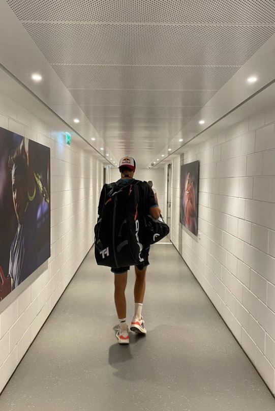 Joel Schwärzler auf dem Weg in die Umkleide im Tenniskomplex Stade Roland Garros. 