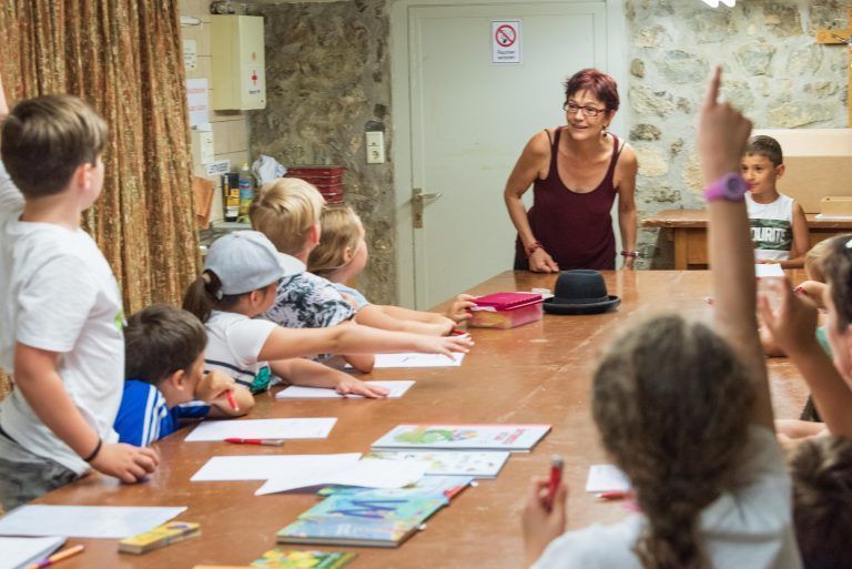 Beim Sprachbastelworkshop wird fleißig mitgearbeitet. <span class="copyright">VN/Stiplovsek</span>