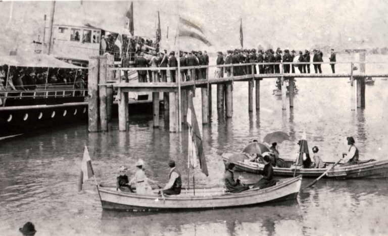 Der alte Anlegesteg für Dampf- und Lastenschiffe in Hard war die Stede, an die der Stedepark erinnert. Die Eröffnung fand am 2. Juli 1893 statt.