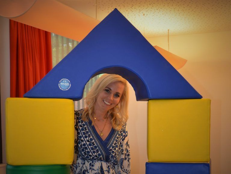 Jasmin Maccani betreut Kinder bei Bedarf auch in den Sehsam-Räumlichkeiten in Dornbirn.