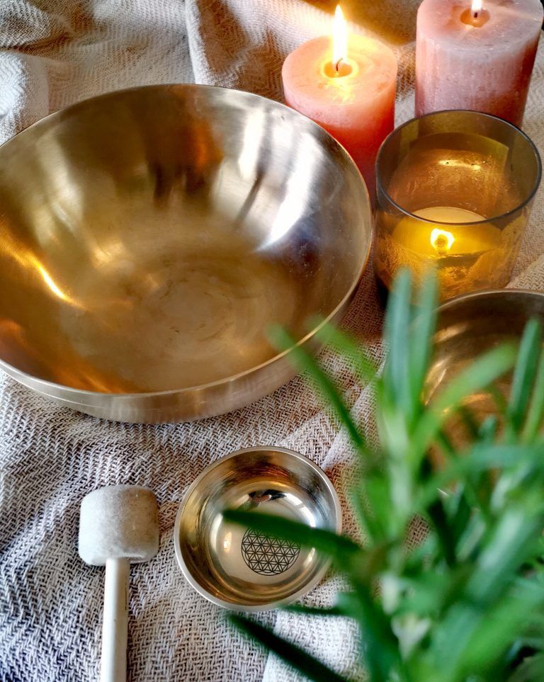 Utensilien für die Klangschalentherapie.