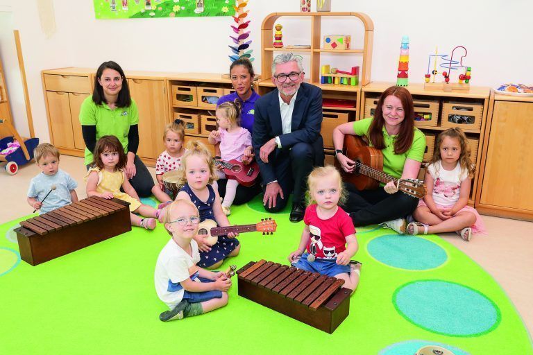 CEO Herbert Eibensteiner in der voestalpine-Kinderbetreuung. <span class="copyright">Voest</span>