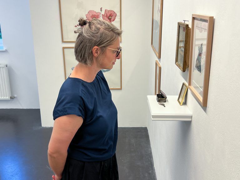 Veronica Sutterlüty beim Kunstrundgang. 