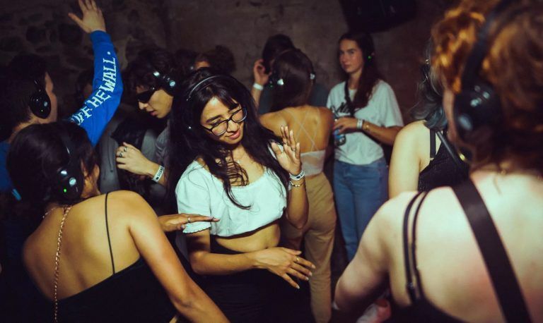 So richtig aus sich herauskommen: Das geht mit den Kopfhörern über den Ohren. <span class="copyright">Silent Disco</span>