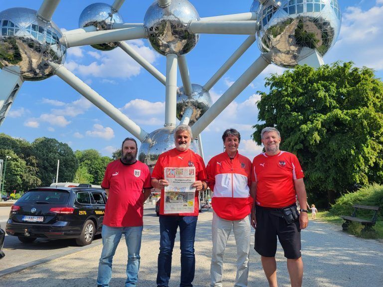 1500 österreichische Fans werden heute in Brüssel im Stadion erwartet: Sicher dabei sind Harry Fabian, Oskar Mehlsack, Karl Sparer und Werner Posch. Das Bild zeigt das Quartett mit den VN vor dem Atomium in Brüssel. <span class="copyright">VN</span>