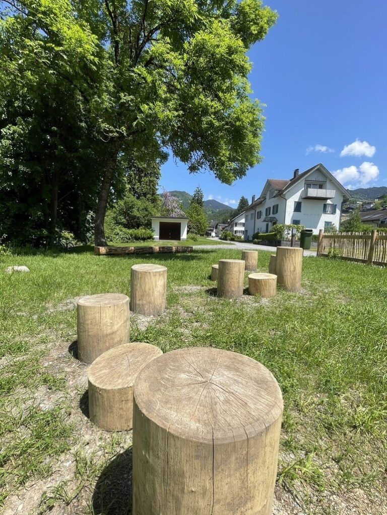 Abgerundete Holzstümpfe animieren die Kinder zum Training ihrer Beweglichkeit im Freien und laden zum Hin- und Herhüpfen ein.