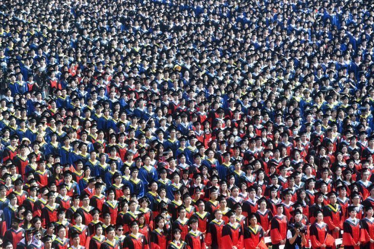 Absolventinnen und Absolventen der Universität Wuhan nehmen an der Abschlussfeier in der chinesischen Metropole teil. AFP