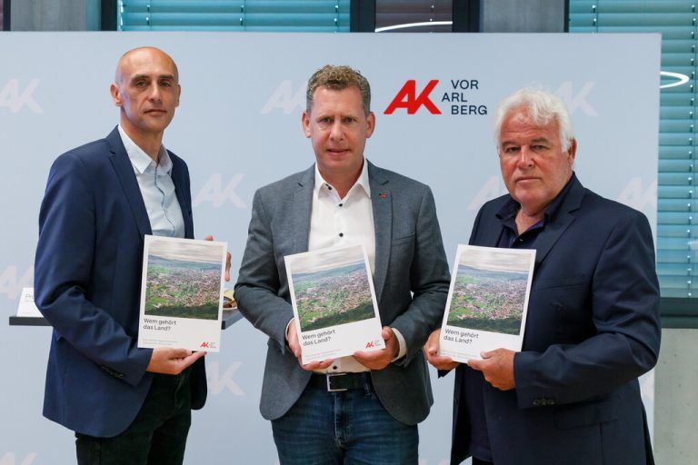 AK-Präsident Bernhard Heinzle (m.) mit den Studienautoren Paul Stampfl, Geschäftsführer von Telesis, und ISK-Geschäftsführer Gerald Mathis. AK/Hofmeister
