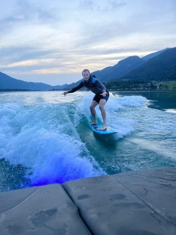 Altachs Felix Strauss (Altach) frönt demWakesurfen am Wolfgangsee.