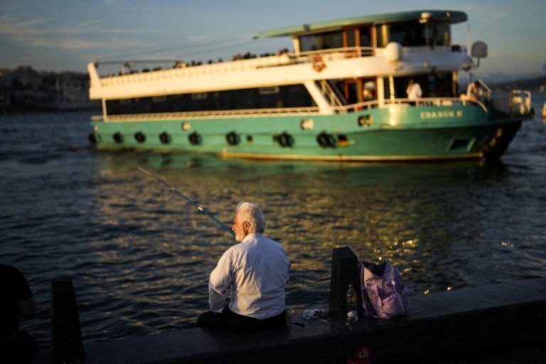 Am Fährterminal Eminönü in der türkischen Metropole Istanbul wirft ein Fischer seine Angel aus. AP