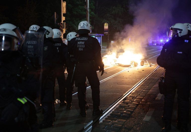 Am Wochenende ist es in Leipzig zu Ausschreitungen gekommen. Es habe fast 30 Festnahmen gegeben, bei denen nun Haftanträge geprüft werden.AFP