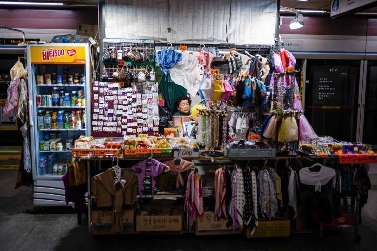 An ihrem Stand auf dem Bahnsteig einer U-Bahn-Station in der südkoreanischen Hauptstadt Seoul wartet eine Verkäuferin auf Kunden. AFP