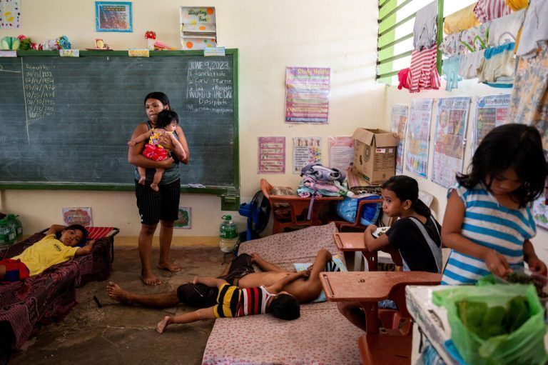 Angesichts der erhöhten Warnstufe für einen Ausbruch des Vulkans Mayo auf den Philippinen fungiert diese Schule in Darage als Unterkunft. Reuters
