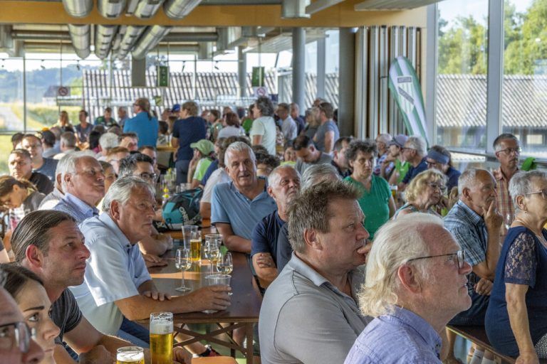 Auch im Glashaus im Reichshofstadion fanden sich Austria-Anhänger ein, um von zu Hause aus die Daumen zu drücken. Leider vergeblich.paulitsch