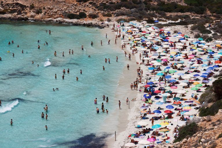 Auch Sizilien hat Besucherbeschränkungen eingeführt - wie etwa an einem Strand in Lampedusa. Plätze müssen hier vorreserviert werden. reuters