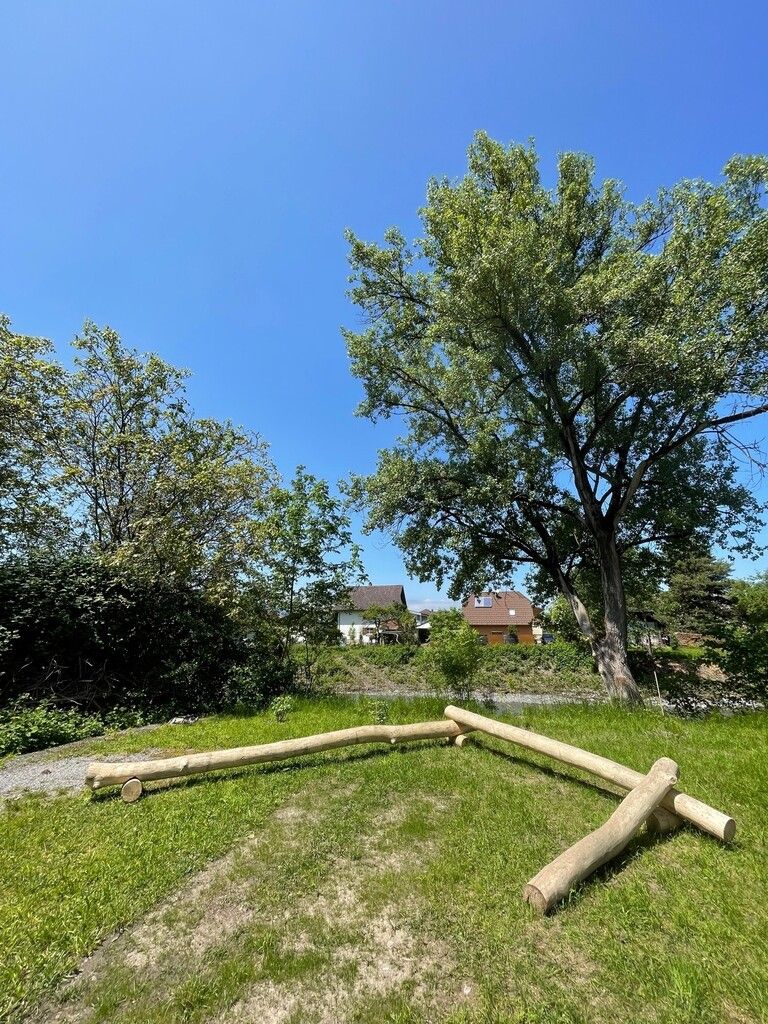 Auf diesen Holzstämmen können Kleinkinder, unter Begleitung, das Balancieren des Gleichgewichtes erlernen.