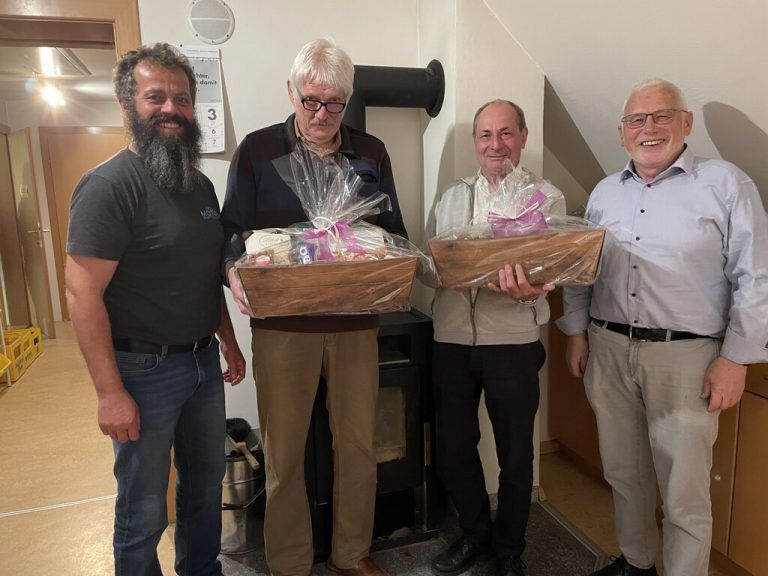 Ausgeschiedene Vorstandsmitglieder wurden für ihre langjährige Tätigkeit geehrt. Brennerei