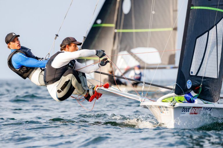 <p class="caption">Nach Rang zehn in Tokio wollen Benjamin Bildstein (l.) und Vorschoter David Hussl im 49er in Paris um die Medaillen mitmischen. <span class="copyright">World Sailing</span></p>
